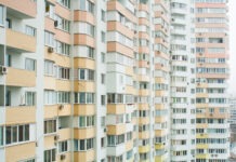 Más de 87.000 familias ocupan viviendas en España de manera ilegal