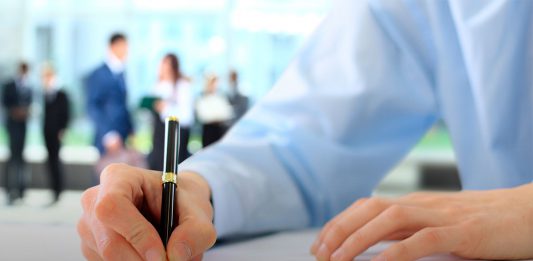 Elevar un contrato privado a público.